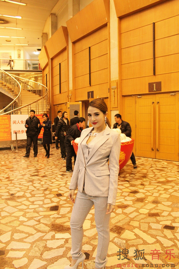 艾菲携手霍尊献歌央视元宵晚会 搞怪送祝福62