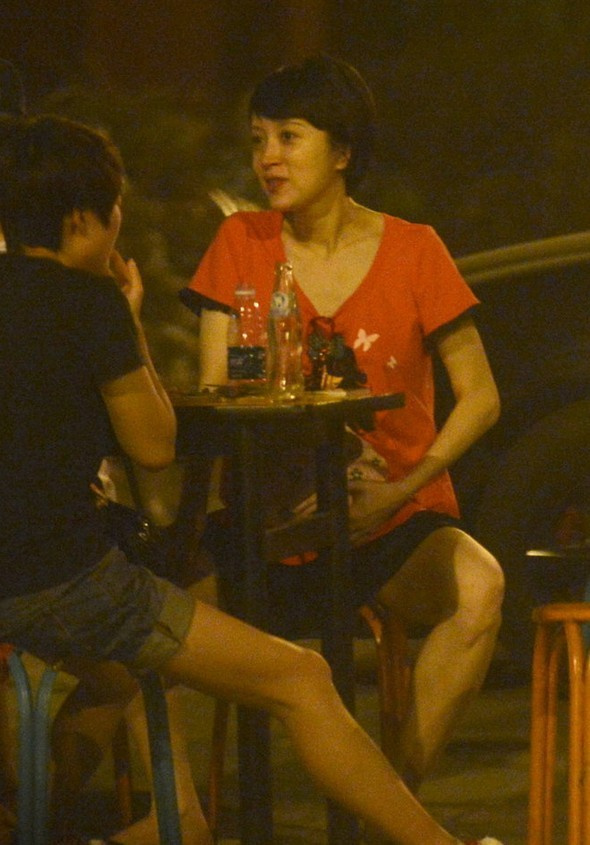 金巧巧产前孕照首曝光 手托大肚街边吃烧烤