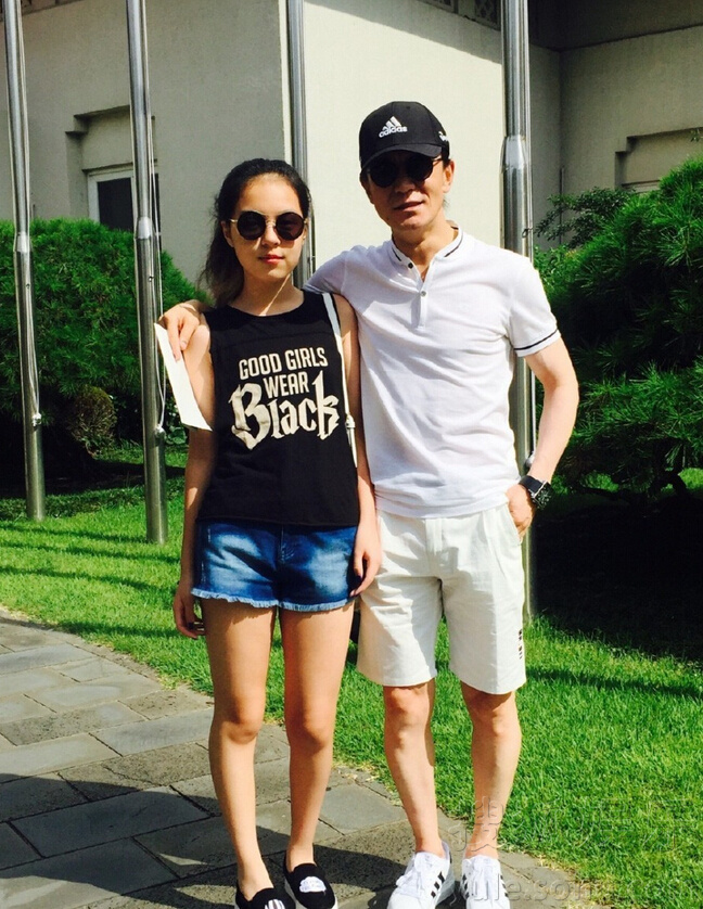 李咏和女儿度周末亲情满满 同戴墨镜造型炫酷
