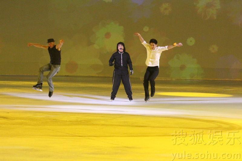 伍佰领军冰上大跳花朵舞 <em>曲婉婷</em>献出滑冰<em>处女</em>