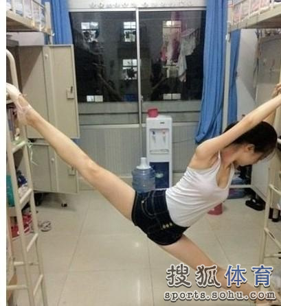 高清:八旬老太轻松一字马举腿劈叉斗妙龄少女