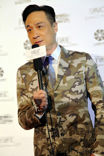 吴镇宇亮相电影人红毯 飞机头再现且帅且卖萌