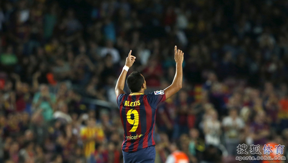 高清:内马尔微笑拥抱哈维 小白坐板凳拄颚发呆