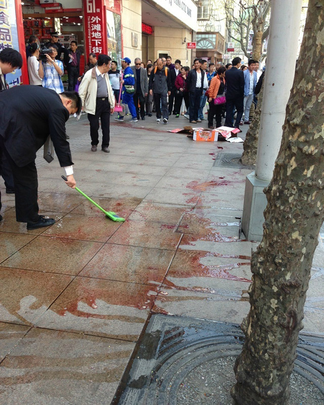 高清图—上海南京东路一沿街店铺男游客因价格问题捅伤店员