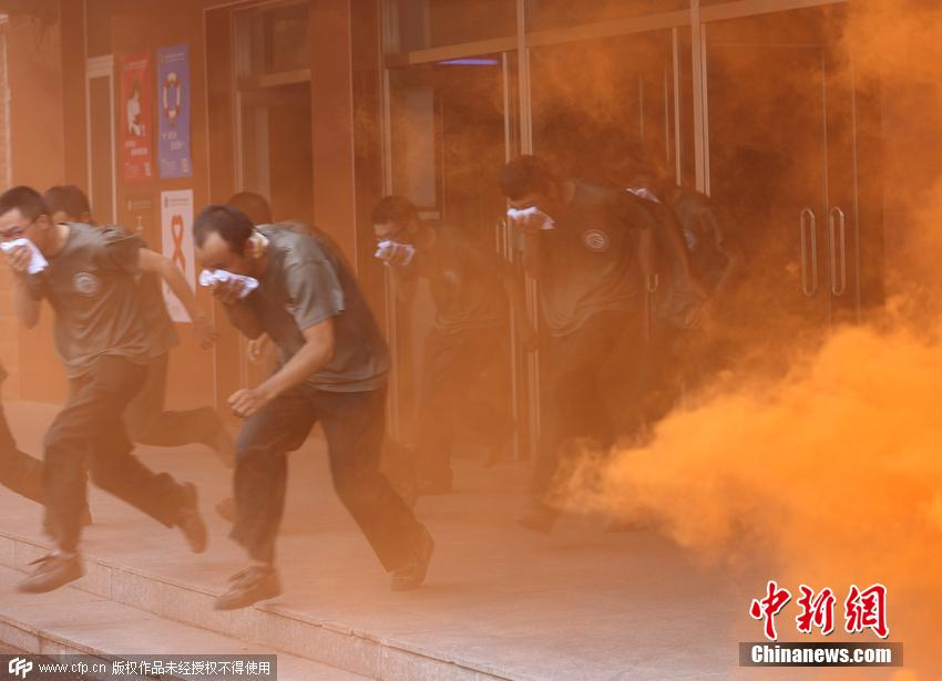 北大新生军训演练火场逃生 消防员指导灭火79