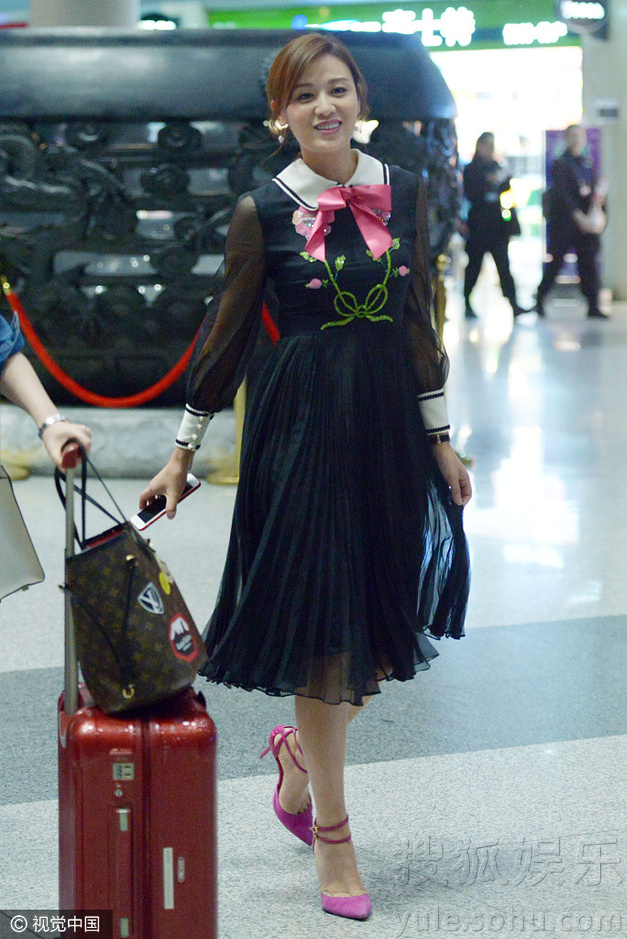 叶一茜穿黑纱裙配红领结 轻撩秀发女人味足(组图)