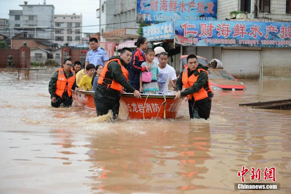 福建龙岩洪水泛滥 消防员水中解救受困孩童78