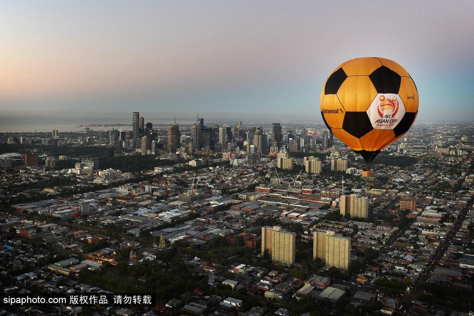 高清图:墨尔本上空现足球热气球 助兴亚洲杯赛