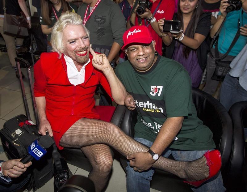 组图:前F1车队老板愿赌服输 化妆穿丝袜当空姐