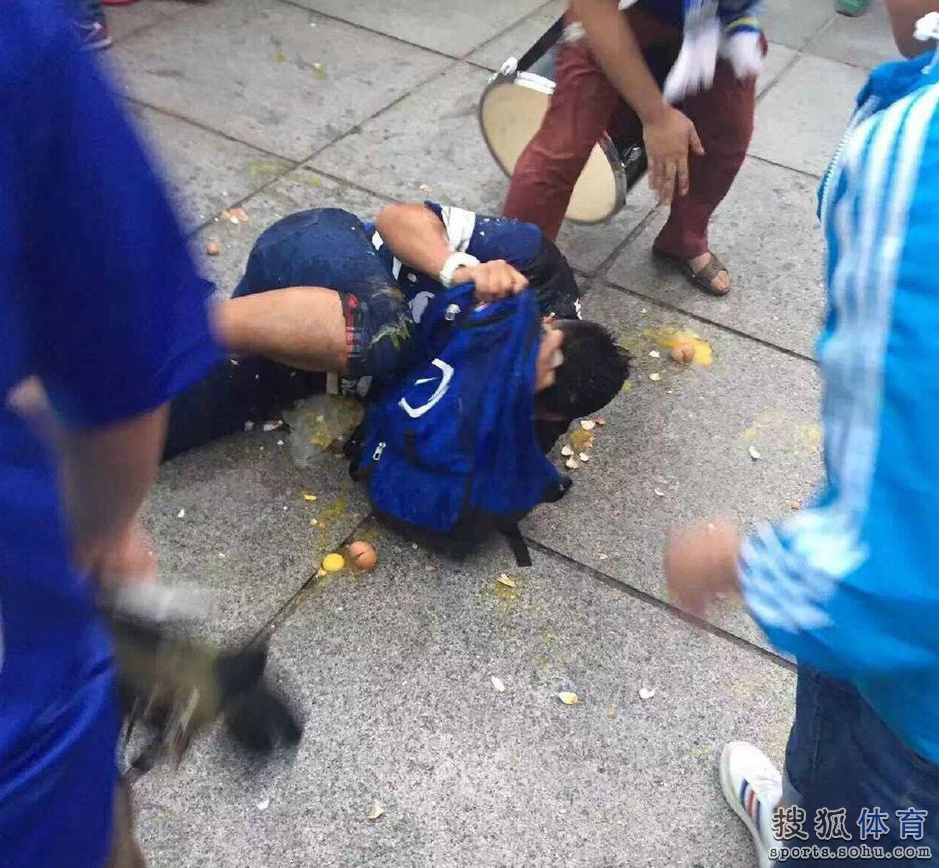 申花被打球迷轻微伤 嫌疑人自首被警方治安拘留