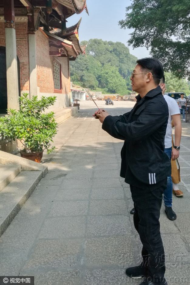 李连杰获广化寺法师热情接待  双手合十虔诚礼佛