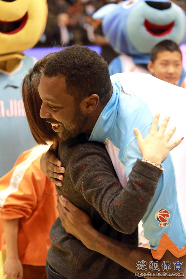 高清:新疆战山东赛前 广汇俱乐部发起公益活动