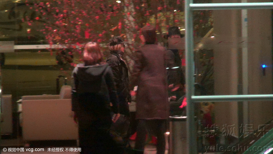 麦当娜带养子女抵港 向华强一家三口现身 - 手