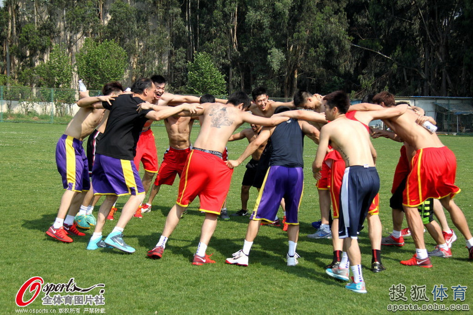 高清:中国男篮再战足球场 众将赤膊上阵秀身材