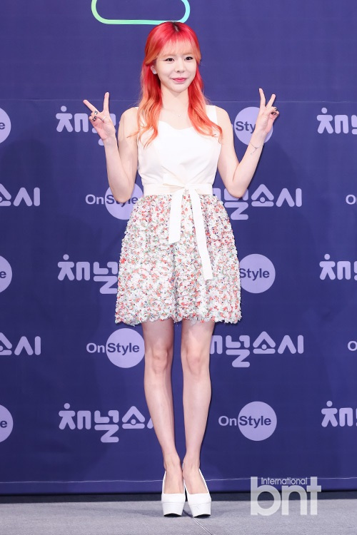 <em>少女时代团综</em>举行发布会 成员拍照搞怪可爱-娱