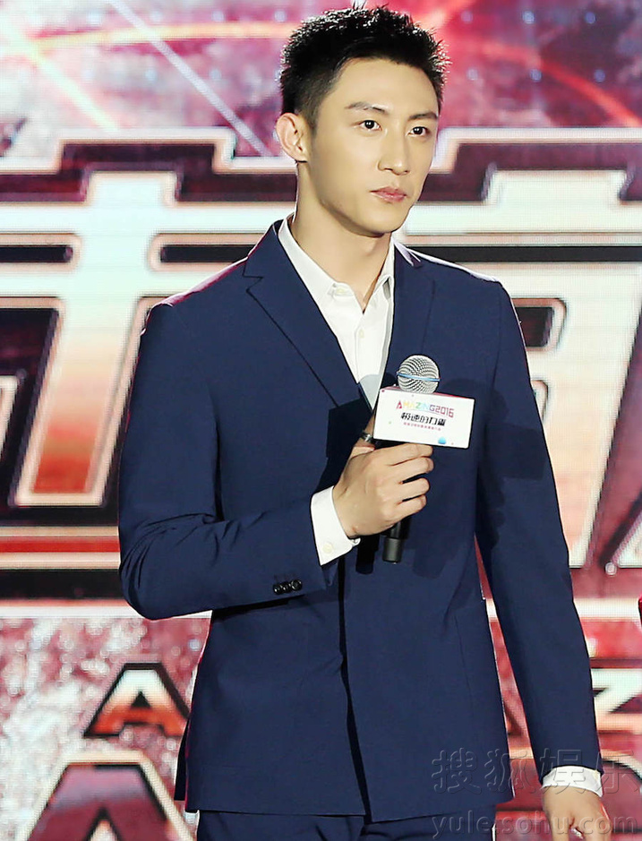 黄景瑜综艺首秀pk刘翔 现场惩罚变福利拥抱粉