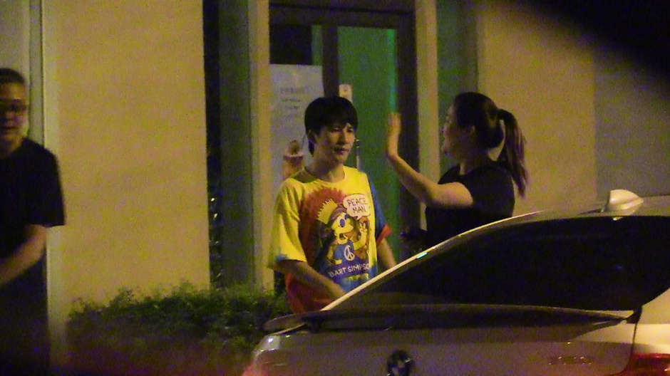 独家:成双入对不避嫌!大张伟刘迎与好友聚餐