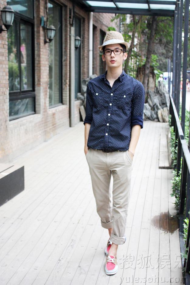 云上太阳左右手谱子-<IMG>个性潮男 近日,橙天娱乐旗下新星刘芮麟拍摄了一组阳光夏日写