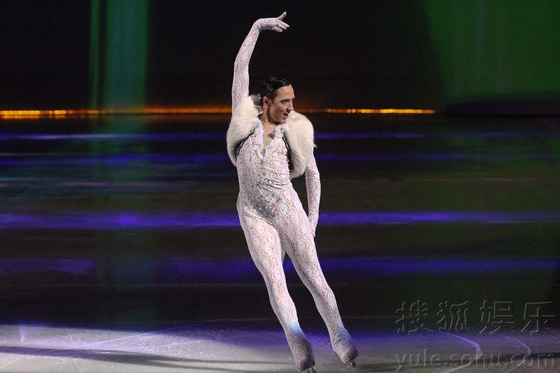 伍佰领军冰上大跳花朵舞 <em>曲婉婷</em>献出滑冰<em>处女</em>