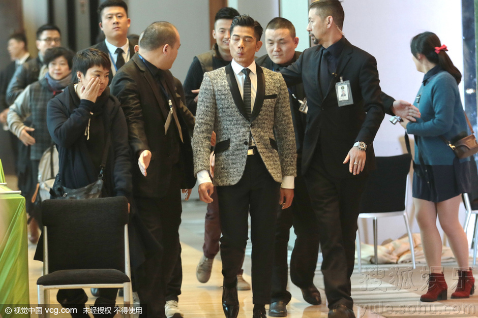 郭富城现身获众保镖护驾 表情多变一路抿嘴