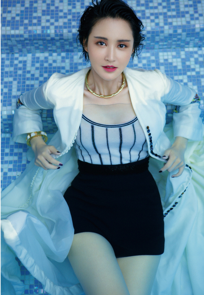 张歆艺泳池性感湿身 小露酥胸展傲人身材