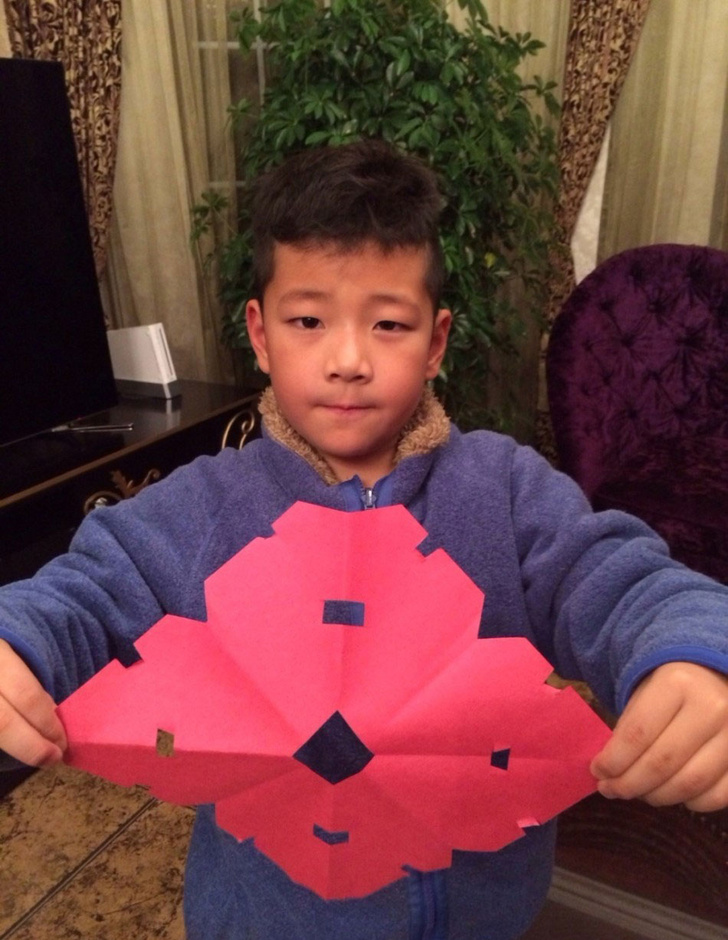 石头认真剪窗花照曝光网友赞心灵手巧-娱乐频道图片库-大视野-