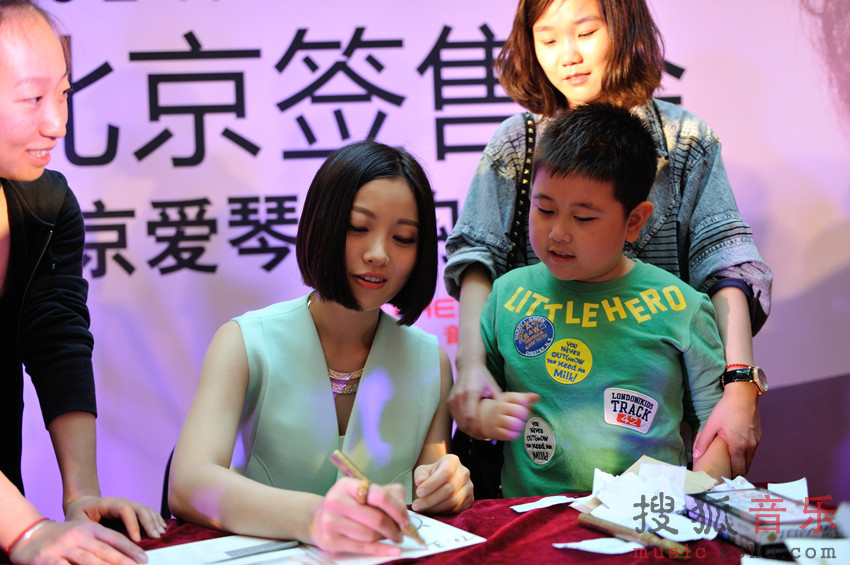 姚贝娜北京签售人气爆棚 歌迷齐唱《随它吧》