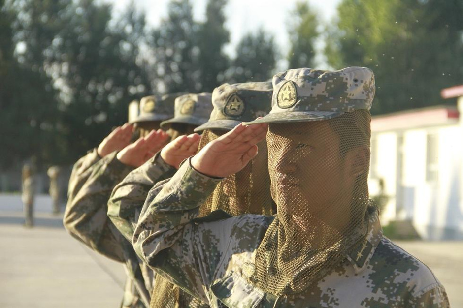 新疆某边防团哨兵穿全身护具防蚊虫-军事频道