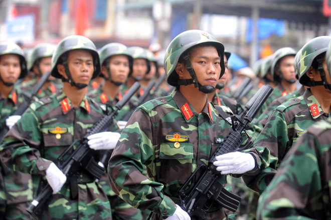 越南阅兵式彩排 女兵持枪亮相抢眼6566581-军事频道图片库-大视野-搜狐