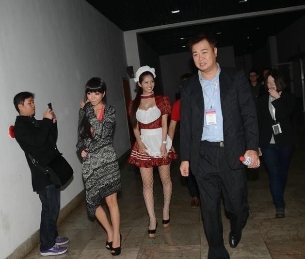 日本女星麻生希<em>女仆</em>装亮相 遭<em>贴身</em>助理狂瞄49