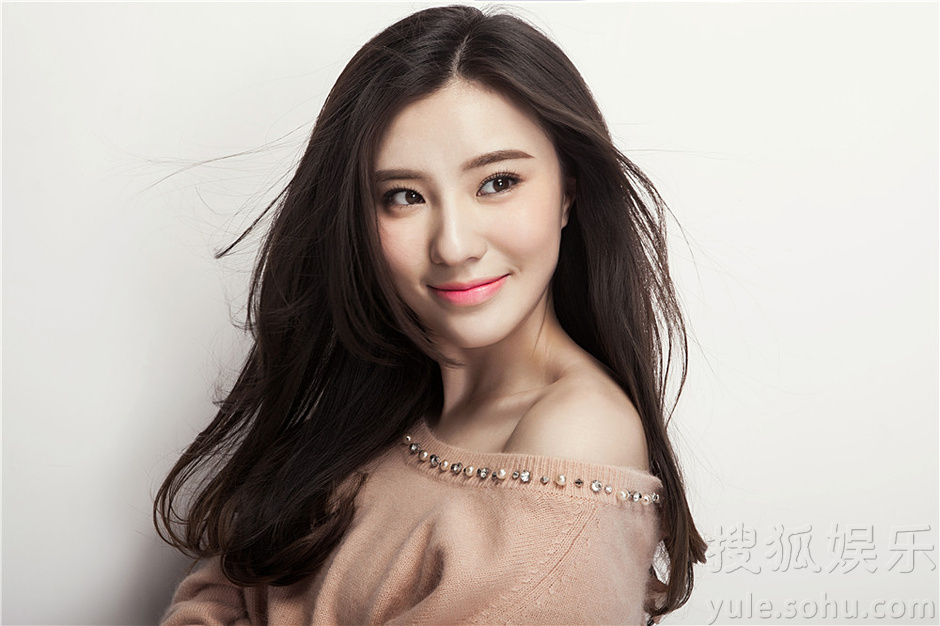 北电美女鲍天琦享受正量浅笑如水传递初夏街景长发美女图片