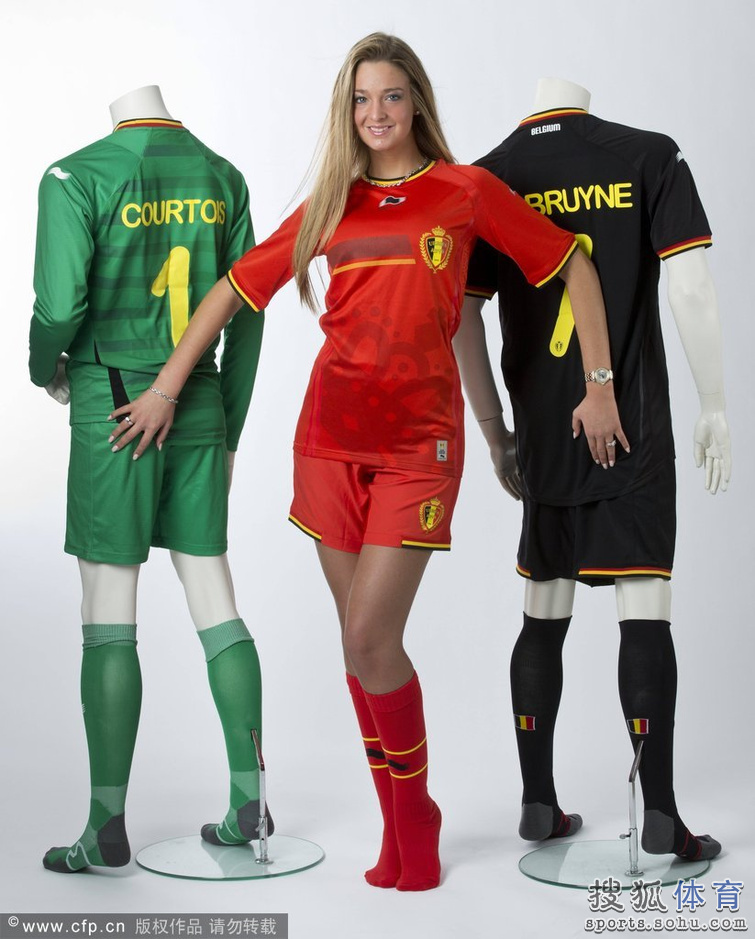 比利时小姐拍摄球衣写真 曼妙身姿惹人爱