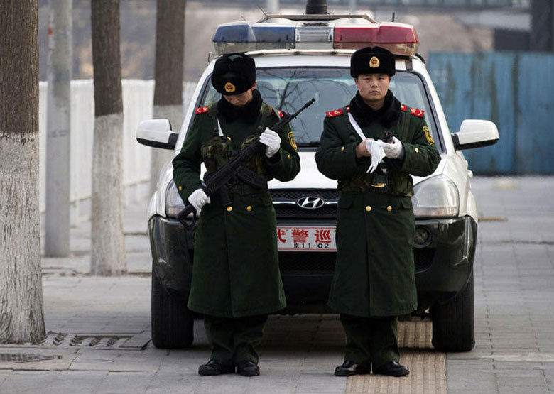 百万级军警用车力保"两会"治安