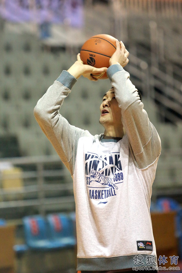 高清:新疆训练周琦布拉切热聊 主帅指导小外援