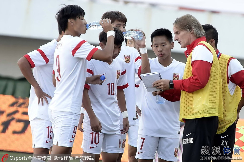 高清图:U16国足0-4韩国众将叉腰女孩略显表情表情无奈包丑图片
