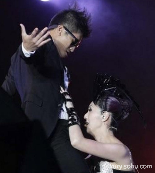 小S头埋<em>张惠妹</em>胸口 <em>明星演唱会</em>上的另类表演6