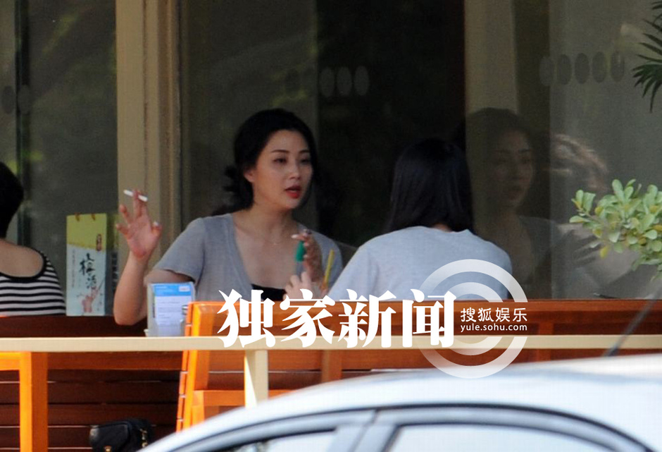 独家:殷桃优雅会客 难敌烟瘾落座点烟