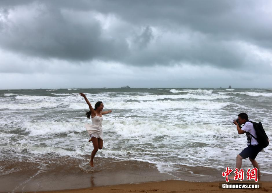 台风登陆 三亚游客冒险戏水_首页第一屏上图_