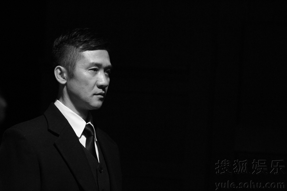 黄志忠黑白剧照曝光 冷峻深邃