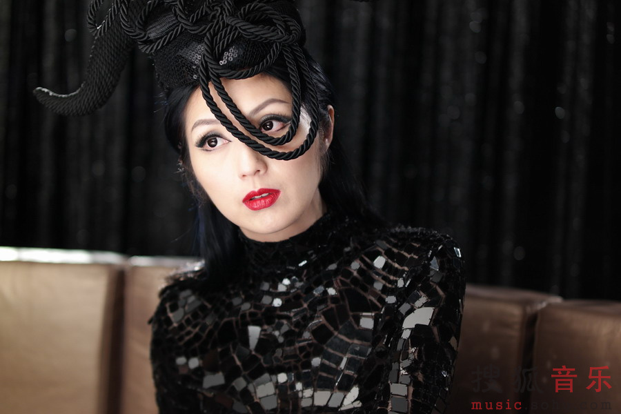 杨千嬅新作《色惑》美艳上线 多款<em>大胆</em>惹火造