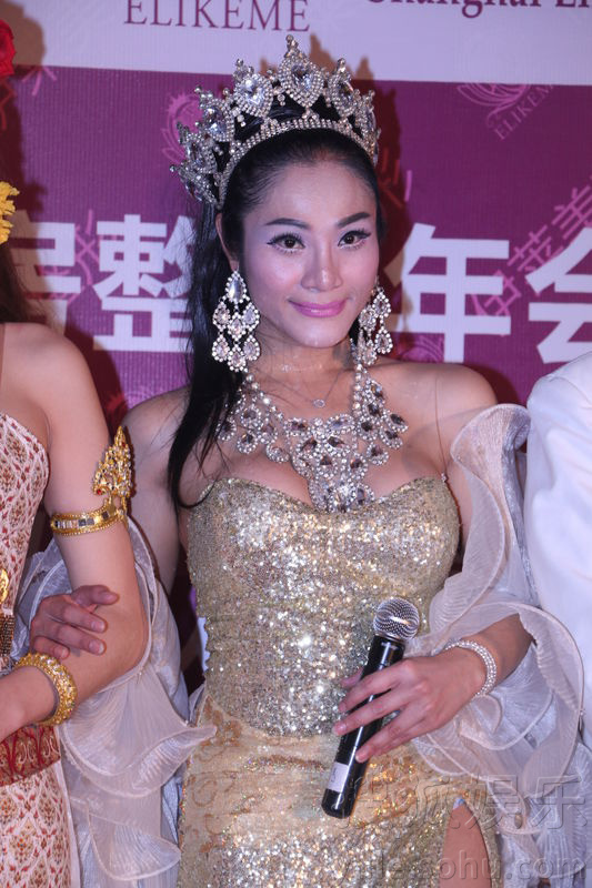 妖妖热吻!泰国最美<em>人妖姐妹</em>花进军中国演艺圈