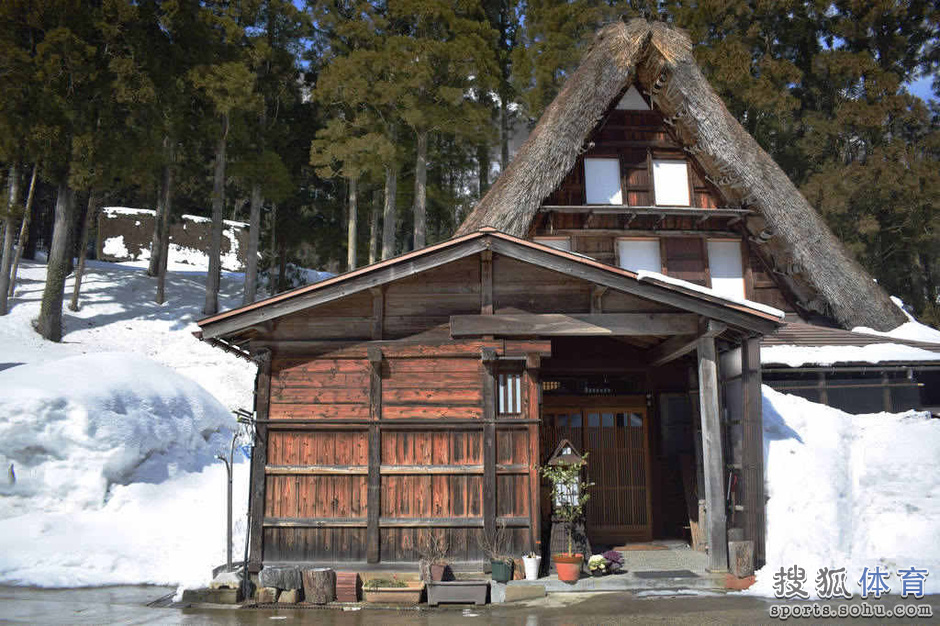 日本滑雪旅游胜地富山 在机场楼顶眺望雪场腹