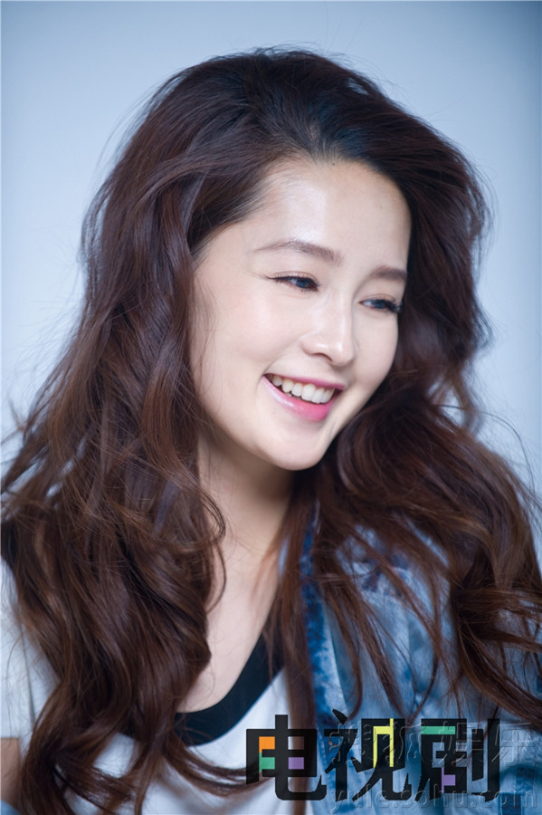 李沁最新杂志大片曝光 鬼马表情可爱不失甜美