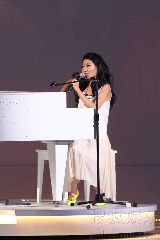 伍佰领军冰上大跳花朵舞 <em>曲婉婷</em>献出滑冰<em>处女</em>