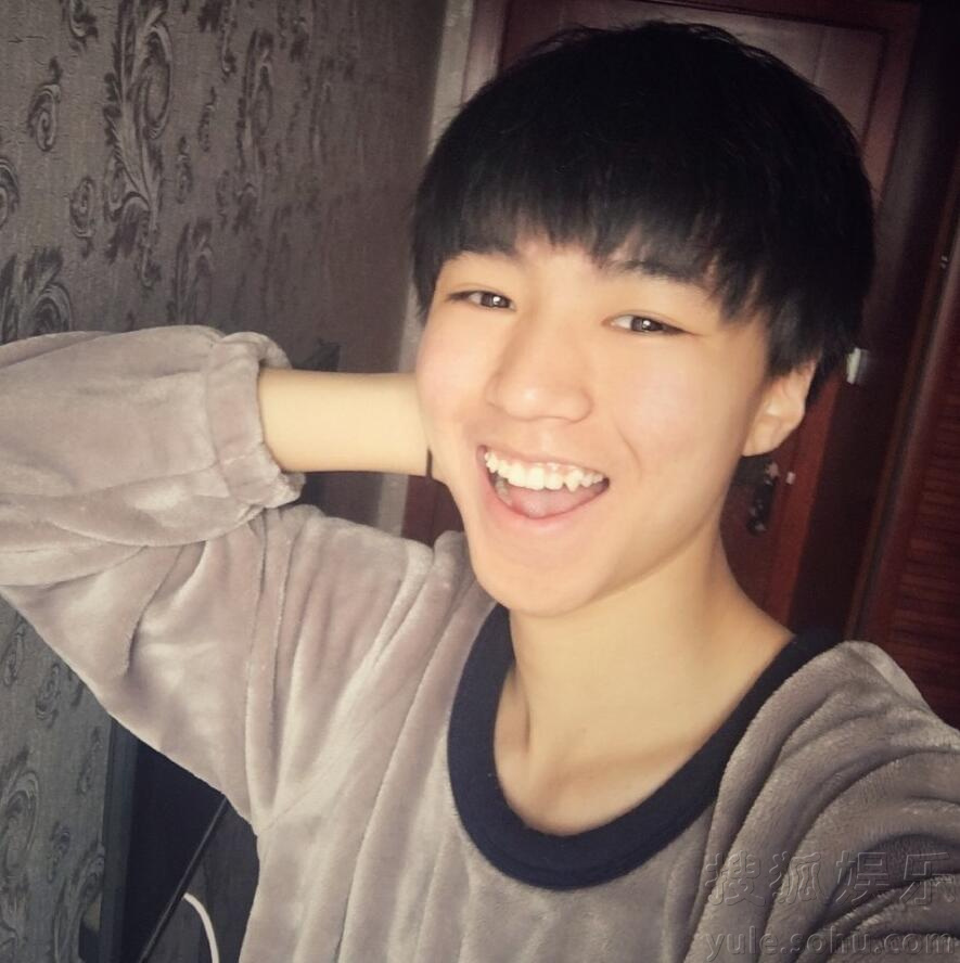 你们喜欢哪款?王俊凯晒喜怒哀乐自拍照82442