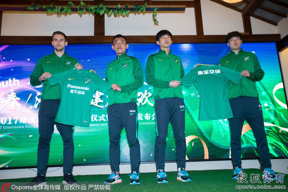 绿城中甲联赛发布会 洪明甫出席展示新球衣(图