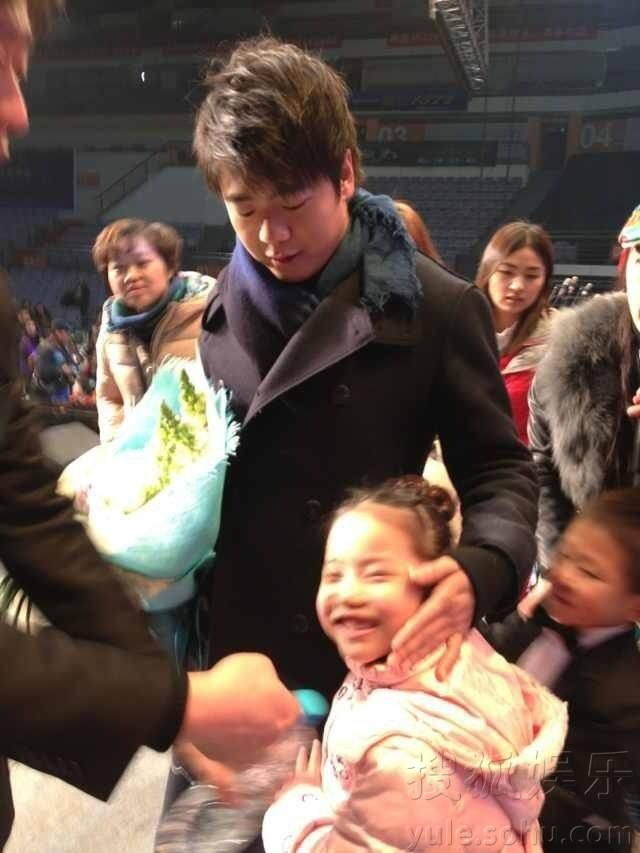 画风超暖!郎朗台下被称孩子王8794685-娱乐频