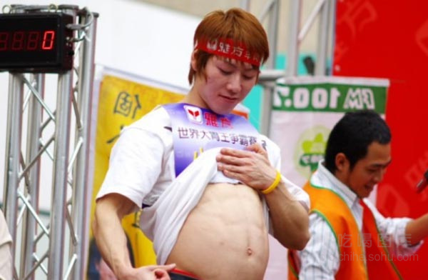 大胃王趣事:美国女子6分钟吞50只复活节彩蛋6