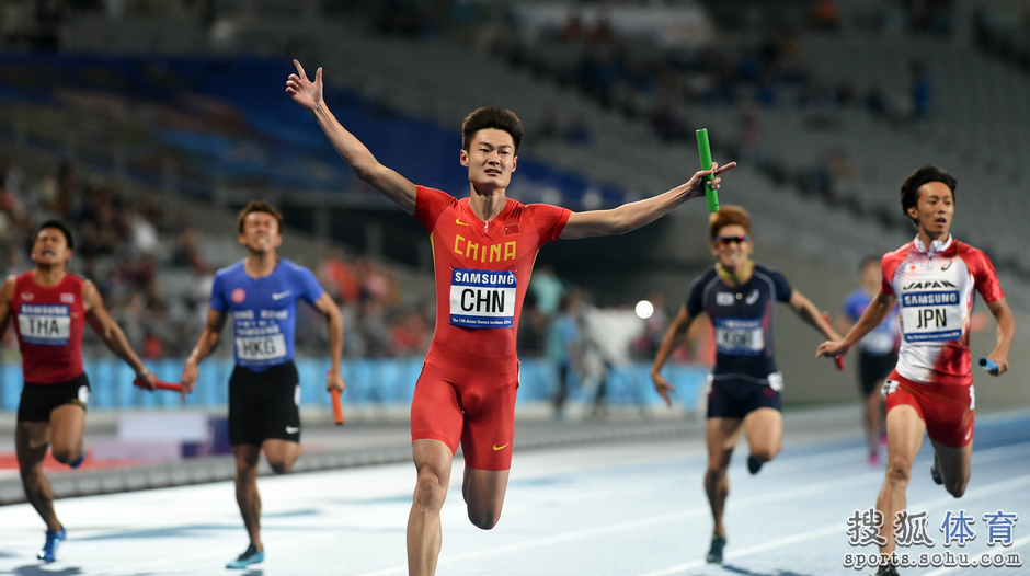 千龙网--体育--男子4X100接力中国压日本卫冕