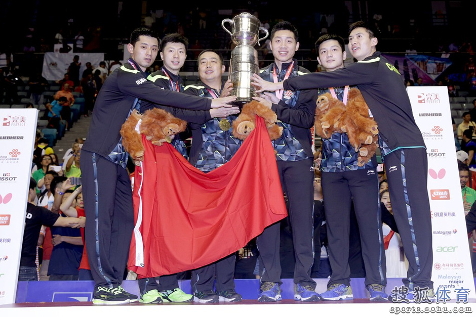 前方图: 世乒赛中国 男团 夺冠 捧杯 玩坏手中玩偶